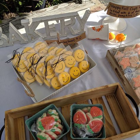 Farmers Market Cookies Display, Selling Cookies At Farmers Market, Farmers Market Booth Ideas Baked Goods, Farmers Market Cookie Display, Cookie Booth Display, Cookie Display Ideas Farmers' Market, Bake Sale Set Up, Farmers Market Cookies, Farmers Market Bakery Display