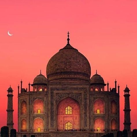 Fubiz on Instagram: "The Iconic Taj Mahal, India in Photography 🇮🇳 #tajmahal #india #lantern #sunset" Taj Mahal India, December 25, Amazing Places, Taj Mahal, The Good Place, Lanterns, India, Photography, On Instagram