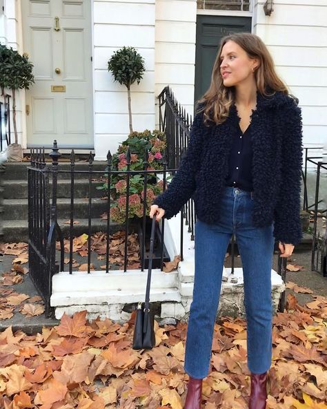 E M M A F O X 🌹 on Instagram: “#lesfillesenrouje 💋” French Outfit Winter, Burgundy Boots Outfit, Chelsea Boot Outfits Women, Burgundy Ankle Boots, Minimalist Winter Outfit, Blouse Dress Outfit, Navy Dress Outfits, Chelsea Boots Outfit, Outfit Botas