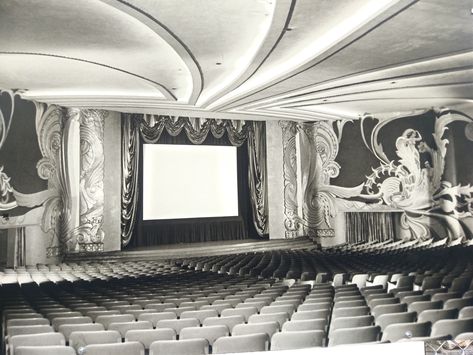 Movie theater "Lido", Mexico City; circa 1935 Classic Movie Theaters, Art Deco City, Vintage Movie Theater, 1940s Movies, 1960s Movies, Theatre Interior, Nature Projects, American Gothic, Strange Places