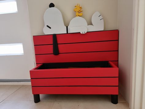 Snoopy Room Ideas, Snoopy Furniture, Snoopy Nursery, Snoopy Classroom, Snoopy Birthday Party, Snoopy Dog House, Snoopy Birthday, Snoopy Collectibles, Kindergarten Classroom Decor