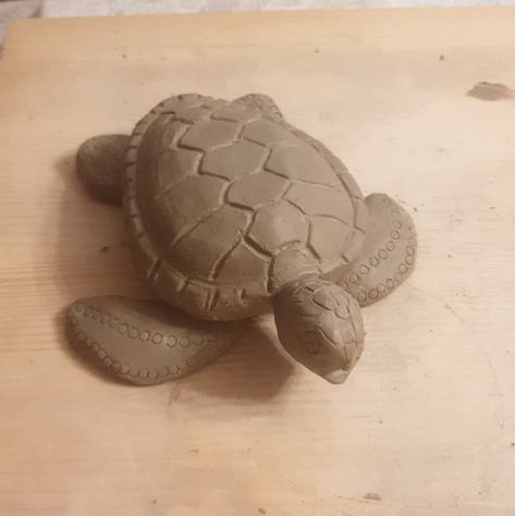 Sea Turtle Clay Sculpture, Turtle Clay Sculpture Easy, Clay Sculpture Art Project Ideas, Easy Clay Sculpture Ideas Aesthetic, Clay Modelling Sculpture Easy, Turtle Ceramics Ideas, Ceramic Sea Turtle, Clay Sculpting Ideas For Beginners, Turtle Clay Art