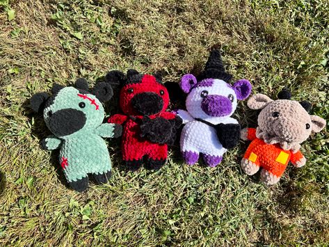 Halloween Cow Crochet, Halloween Crochet Stuffies, Goth Crochet Plushies, Crochet Halloween Plushies, Crochet Stuffys, Crochet Horror, Crocheted Ideas, Halloween Cow, Crochet Candy