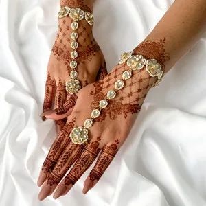 Indian Hand Jewelry, Vintage Indian Jewelry, New Winter Collection, Bridal Jewelry Sets Brides, मेहंदी डिजाइन, Kundan Jewellery Bridal, Perhiasan India, Indian Bridal Jewelry Sets, Antique Jewellery Designs