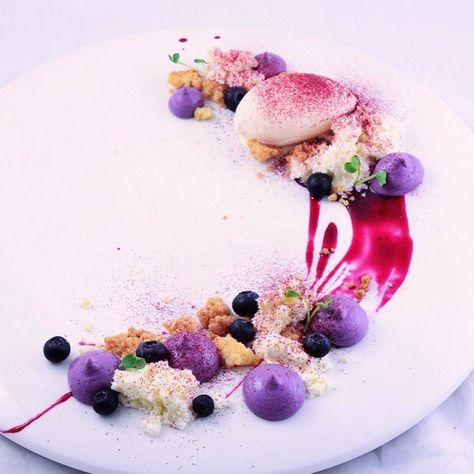 L'art dans vos assiettes. Venez dresser et shooter comme un chef ! Design Cibo, Weight Watcher Desserts, Michelin Star Food, Dessert Presentation, Dessert Plating, Low Carb Dessert, Star Food, Beautiful Desserts, Fancy Desserts