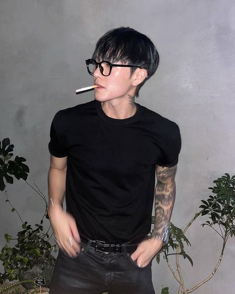 Tattoos Dark Aesthetic, Tattoos Asian, Man With Tattoos, Nerdy Guys, Korean Tattoos, Handsome Korean, Asian Man, Asian Tattoos, Handsome Asian Men