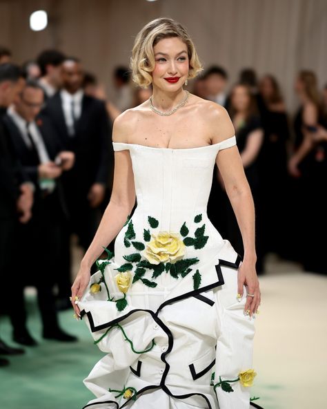 #MetGala veteran #GigiHadid is giving old Hollywood glamour in #ThomBrowne. Gigi Hadid Met Gala, Hadid Style, Dream Wedding Ideas Dresses, Bradley Cooper, Old Hollywood Glamour, Celebrity Makeup, Red Carpet Dresses, Red Carpet Looks, Gigi Hadid