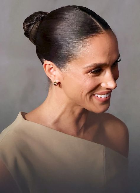 hair, hairstyles, elegant hairstyle, timeless hairstyle Sleek Wedding Hair, Messy Bun Styles, Sleek Bun Hairstyles, Timeless Hairstyles, Long And Short Hair, Classy Hairstyles, Pulled Back Hairstyles, Sleek Updo, Short Hair Bun