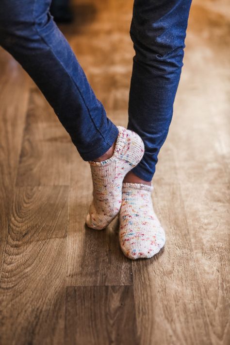 Knitted Socks On 2 Needles Free Pattern, Ankle Socks Knitting Pattern Free, Ankle Sock Knitting Patterns, Sneaker Socks Knitting Pattern, Knit Socks Pattern Free Beginner, Sock Knitting Patterns Free, Sock Yarn Patterns, Sock Yarn Knitting Patterns, Handknit Socks