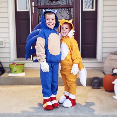 Sonic the Hedgehog and Tails DIY Halloween costumes for kids.  -Start with hooded sweatshirts and sweatpants -Using matching fleece material, sew on spikes, ears, and tails. Fill spikes, tails, and ears with cotton -Use additional fleece material to sew on embellishments such as inner ears, Sonic's arms, stomachs, whiskers, tail tips, and Tails' fur on hood. Fill whiskers and Tails' fur on hood with cotton -Shoes are shoe covers made of felt and elastic -Add regular socks and white gloves Diy Sonic Costume, Sonic The Hedgehog Halloween Costume, Brother Sister Halloween, Sonic The Hedgehog Halloween, Brother Sister Halloween Costumes, Sonic The Hedgehog Costume, Matching Family Halloween Costumes, Sonic Costume, Sister Halloween Costumes