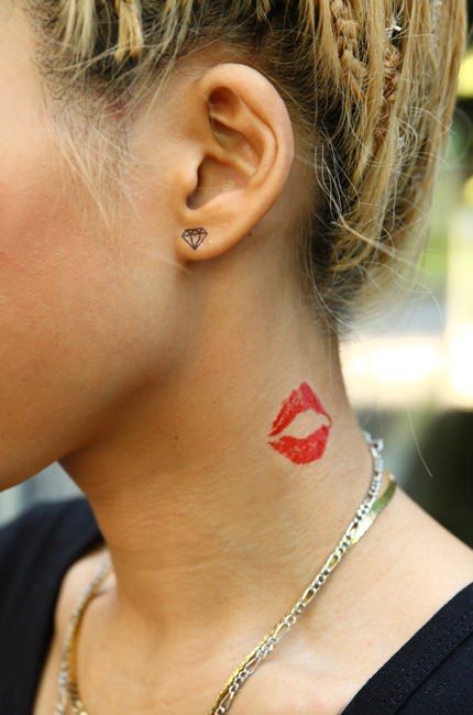 Tatuajes que se ven hermosos en el cuello de una chica Tattoo Son, Kiss Tattoos, Female Lips, Diamond Tattoos, Lip Tattoos, 1 Tattoo, Badass Tattoos, Hot Tattoos, Lips Print