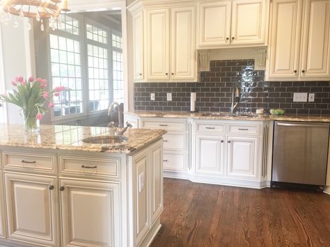 Glazed cream cabinets with dark backsplash Cream Kitchen Design, Dark Backsplash, Cream Colored Kitchen Cabinets, Cheap Backsplash, Easy Kitchen Backsplash, Backsplash Stone, Beige Kitchen Cabinets, Backsplash Cheap, Journal Pics