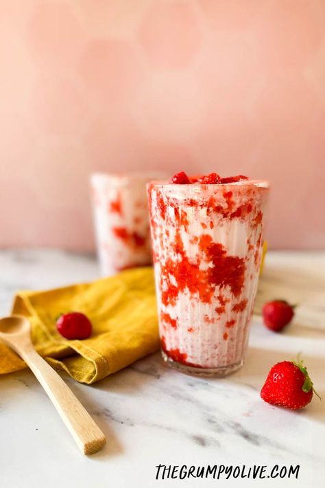 This delicious fresh Korean strawberry milk recipe. This quick Korean drink recipe it's a staple that you see in shows and cafes and that you can now make at home. This Korean strawberry milk only requires three ingredients and a few minutes to make! Learn how to make this quick Korean strawberry milk recipe now on the blog! Strawberry Recipes Dinner, Strawberry Recipes Canning, Korean Drinks Recipe, Milk Jello, Strawberry Milk Recipe, Korean Strawberry Milk, Korean Milk, Korean Drink, Korean Strawberry