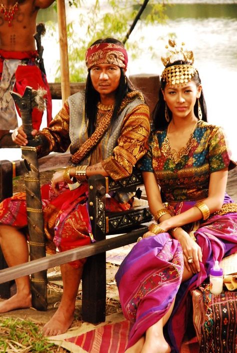 Magayon And Panganoron, Luzon Traditional Clothing, Historical Filipino Clothing, Pre Colonial Period In The Philippines, Precolonial Philippines Fashion, Pre Colonial Philippines Clothing, Visayan Clothing, Filipino Culture Aesthetic, Pre Colonial Philippines