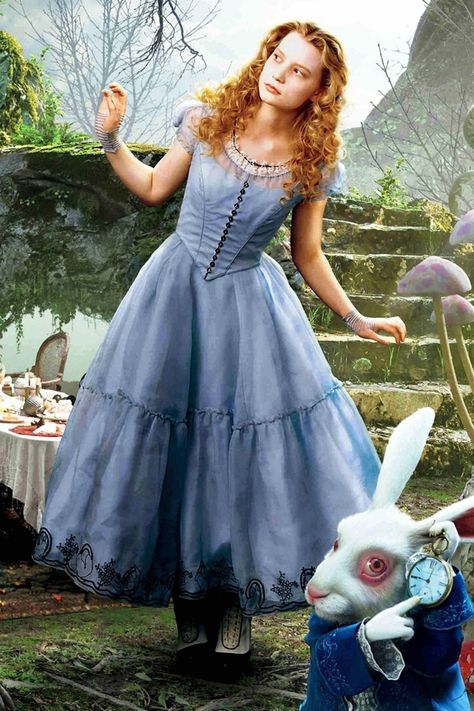 Alice in Wonderland Alice In Wonderland Film, Tim Burton Costumes, Tim Burton Disney, Colleen Atwood, Halloween Infantil, Alice Cosplay, Alice Costume, Alice In Wonderland Dress, Wonderland Dress