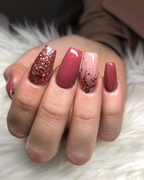 Rose Gold Metallic Nails, Gold Coffin Nails, Rose Pink Nails, Rose Nail Design, Gold Gel Nails, Metallic Nails Design, Gold Nail Designs, Pink Glitter Nails, Pink Gel Nails