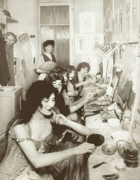 1913-1924 the dressing room at Moulin Rouge Anita Berber, At The Moulin Rouge, The Moulin Rouge, Vintage Foto's, Paris Photo, Nikola Tesla, Interesting History, Foto Art, Roaring Twenties