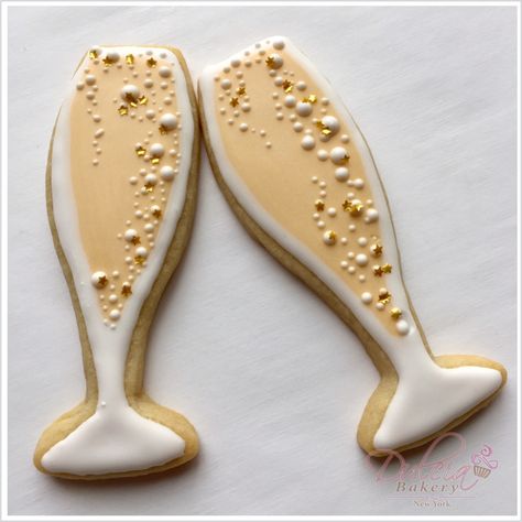 In this tutorial I’ll teach you how to decorate Champagne Cookies using the wet – on – wet technique. Bridal Desserts, Champagne Cookies, Icing Cookies Tutorial, Decorator Cookies, Glass Cookies, Wine Cookies, Hello 40, Engagement Cookies, Bridal Cookies