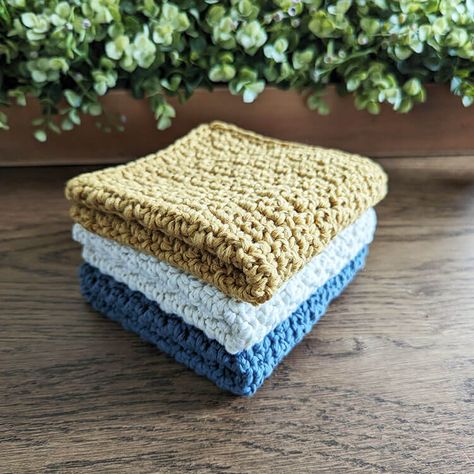 These modern textured dishcloths are made using the griddle stitch, which means they have just the right amount of texture and are super easy to make. Beautiful Dawn Designs, Crocheted Dishcloth Patterns, Modern Crochet Projects, Washcloth Crochet Pattern, Cow Patterns, Akvarel Illustration, Crochet Dish Cloth Free Pattern, Crochet Pattern Beginner, Dishcloth Patterns Free