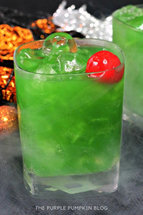 Midori Halloween Drinks, Green Vodka Cocktails, Green Alcoholic Drinks, Witch Cocktail, Cocktail With Vodka, Green Cocktails, Cocktail Halloween, Halloween Party Drinks, Halloween Party Treats