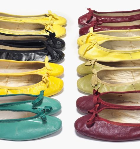 Audrey Hepburn’s colorful ballet flats (estimates from $1,900) to be sold in London in September at Christie’s sale of the Personal Collection of Audrey Hepburn. Audrey Hepburn Ballet, Audrey Hepburn Sons, Audrey Hepburn Outfit, Most Expensive Handbags, Givenchy Dress, Audrey Hepburn Style, Star Clothing, Expensive Handbags, Colour Inspiration