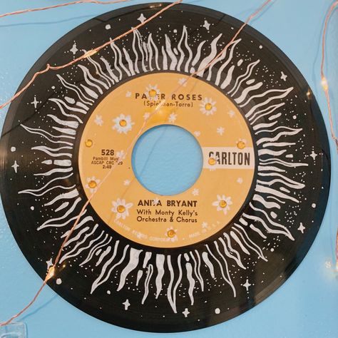 Painted Vinyl Records Wall Art Easy, Painted Vinyls On Wall, Painting Records Vinyl, Record Painting Ideas Hippie, Painted Vinyl Records Aesthetic, Painted Records Vinyl Easy, Painting On Records Vinyls, Record Painting Ideas Aesthetic, Vinyl Painting Ideas