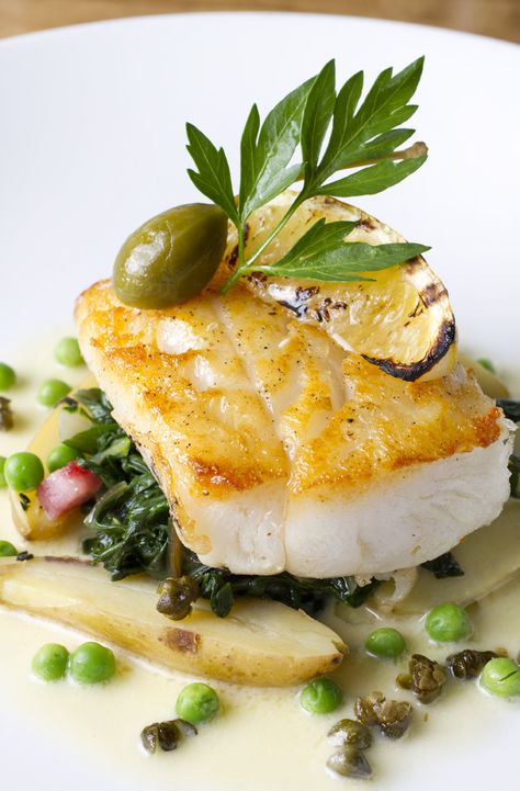 Sauteed Spinach, White Sea, Sea Bass, Fish Recipes, Savoury Food, Seafood Recipes, Camembert Cheese, Peas, Spinach