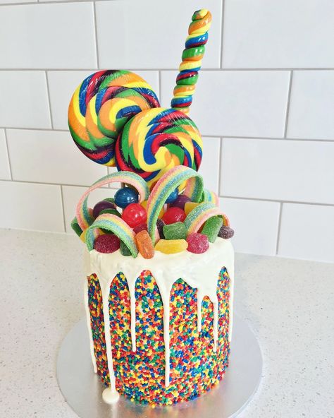 My attempt at recreating dukeofsugar's lolly cake - Imgur Drip Cake With Sprinkles, Drip Cake Ideas, Cake With Sprinkles, Lolly Cake, Lollipop Cake, Blackberry Cake, Candy Birthday Cakes, Candy Birthday, Kids Birthday Cakes