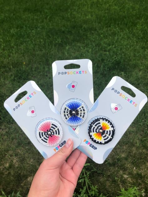 Beaded Popsocket, Métis Beading, Decoration Business, Beaded Ideas, Beadwork Ideas, Beaded Projects, Beaded Items, Native Beading, Pop Sockets