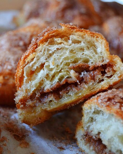 Hayley Parker on Instagram: “I don’t drop the L word often, but I hella love these CHURRO CROISSANTS 🥐 Buttery, flaky and filled/topped with cinnamon sugar MAGIC ✨…” Bakery Croissant, Flaky Croissants, Babka Recipe, Croissant Recipe, Thick Blanket, Breakfast Pastries, Pastry Desserts, Baking Pastry, Sweet Rolls