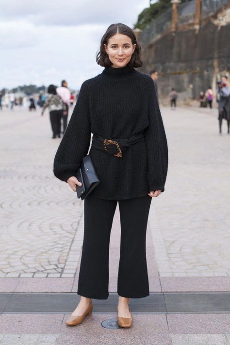 Belt your oversized sweater with over trousers of the same color. #oversizedsweatersstreetstyle Style Inspiration Classic, Black Leggings Outfit, Nude Flats, Belted Sweater, Street Style 2017, Figure Reference, Style Winter, Next Fashion, Body Inspiration