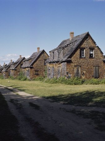 Val-Jalbert ghost town in Quebec, Canada. In 1927 when the pulp mill closed down the town fell to ruin, as it was the main source of income. Traveling To Canada, Abandoned Towns, Old Abandoned Buildings, Abandoned Town, Abandoned Homes, Abandoned Property, Beautiful Ruins, Source Of Income, Good Photo