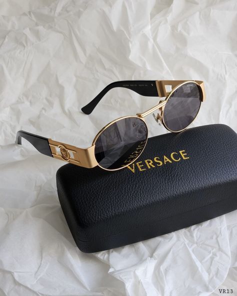 Funny Glasses Pictures, Funny Situations, Sunglasses Outfit, Funny Glasses, Fashion Shoes Heels, Versace Glasses, Dior Sunglasses, Versace Sunglasses, Simple Trendy Outfits