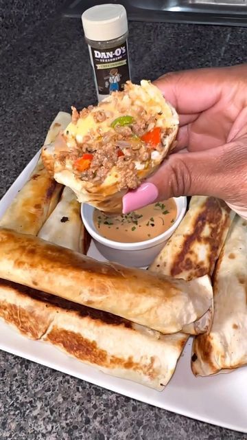 Cheesy Beefy Rollups, Cheesy Beef Roll Ups, Beef Rollups, Garlic Cheese Sauce, Beef Roll Ups, Types Of Tacos, Beef Tacos Recipes, Rice Rolls, Beef Roll