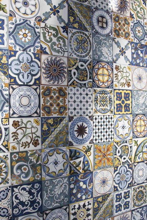 Ceramica Sant'Agostino's Vita collection pays tribute to the Mediterranean Sea and the ancient art of maiolica tiles. The maiolica tradition was replicated using high-tech manufacturing processes, resulting in a collection of tiles that appear as handmade as they did years ago. At 10mm thick with 4 size options, Vita is a great solution for kitchen backsplashes. Italian Tile Backsplash, Italian Restaurant Interior, Dreamy Interior, Mediterranean Tile, Funky Rugs, Cradle Of Civilization, Dream Life House, Art Appliqué, Italian Home