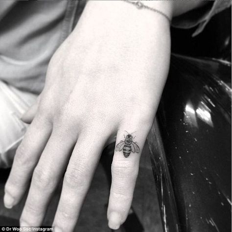 Check it out: The tattoo artist shared a photo of the results - a cute bumblebee on her little finger Small Bee Tattoo, A Small Tattoo, Minimalist Tattoo Meaning, Bumble Bee Tattoo, Insect Tattoo, Tattoo Trend, Bee Tattoo, Subtle Tattoos, Celebrity Tattoos