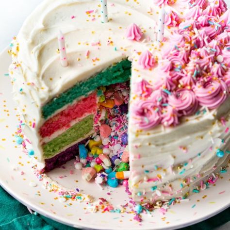 Pinata Cake Recipe, Cupcakes Funfetti, Rainbow Pinata, Layer Cake Filling, Pinata Cake, Beautiful Birthday Cakes, Birthday Cake Recipe, Kue Ulang Tahun, Bday Cake