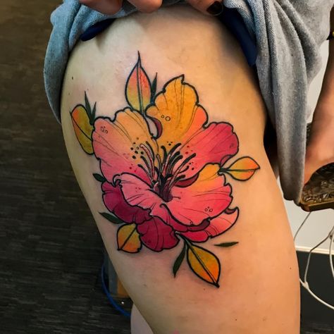 Marco Luzz en Instagram: “First at @expopieltattoo #ink #tattoo #indastriashop #santiago #balmtattoo #omentattoomachines #flowerpower #mafafa” Traditional Tattoo Leaves, Tropical Flower Tattoos, Traditional Tattoo Woman, Neo Tattoo, Traditional Tattoo Flowers, Hibiscus Tattoo, Tattoos To Cover Scars, Neotraditional Tattoo, Chrysanthemum Tattoo