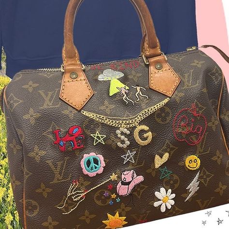 Bag With Patches, Handbag Inspiration, Bag Styling, Purse Diy, Lv Bags, Louis Vuitton Purse, Diy Purse, Diy Patches, Bag Charms