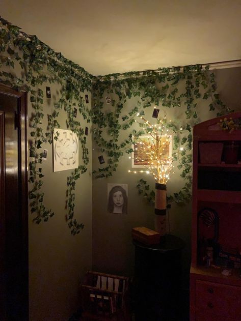 Faux Ivy Wall Vine Wall Decor Living Rooms, Ivy Garland Decor Ideas, Ivy Home Decor, Wall Plants Decoration, Poison Ivy Decor, Faux Leaf Wall Decor, Green Leaf Room Decor, Artificial Leaf Wall Decor, Bathroom Ivy Decor