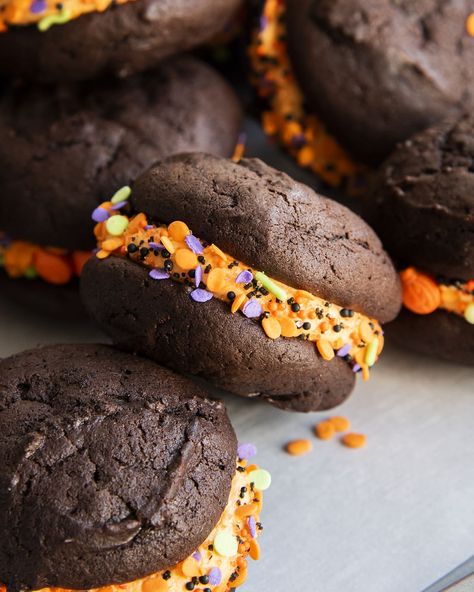 Cake Me Home Tonight, Soft Chocolate Cookie, Whoopie Pie Recipe, Chocolate Whoopie Pies, Orange Buttercream, Halloween Food Desserts, Halloween Sprinkles, Whoopie Pie, Dark Chocolate Cookies