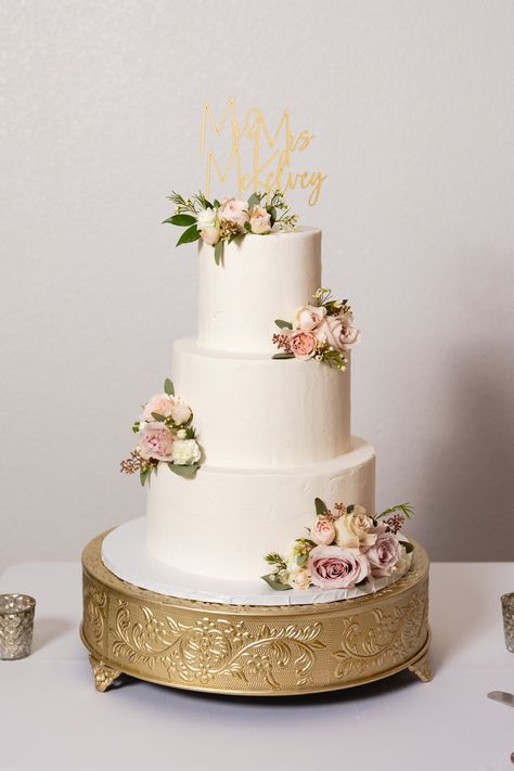 Wedding Cake With Dusty Rose Flowers, Dusty Rose And Sage Green Wedding Cake, Wedding Cake Olive Green, Wedding Cake Dusty Rose, Dusty Rose Wedding Cake, Sage Green Cake, Wedding Cake Olive, Rose Gold Wedding Flowers, Teal Wedding Cake