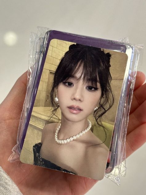 Card Jisoo, Blackpink Card, Card Blackpink, Types Of Girls, Jennie Lisa, Cd Player, Kim Jisoo, Kpop Aesthetic, Blackpink Jisoo