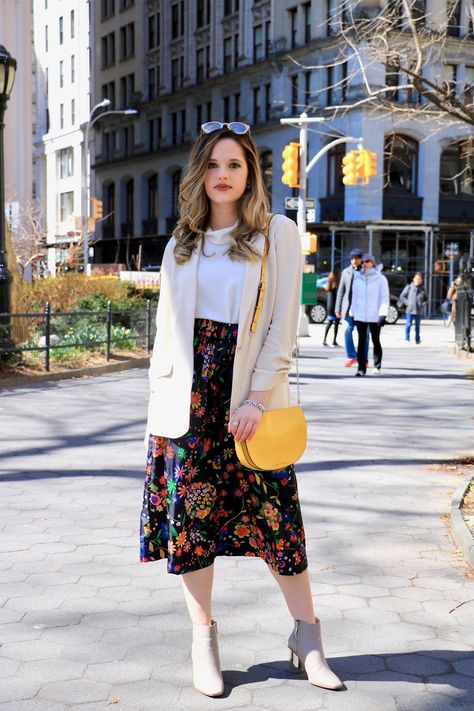 Nyc spring street style — floral midi skirt and oversized blazer. Floral Midi Skirt Outfit, Midi Rock Outfit, Outfit Mit Blazer, Floral Skirt Outfits, Rok Midi, Job Interview Outfit, Nyc Spring, Interview Outfits Women, Job Clothes