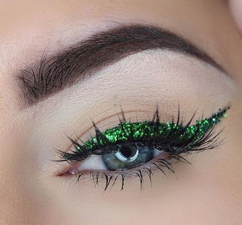 Monochromatic Makeup Looks, Sparkle Eye Makeup, Bright Green Dress, Quince Hair, Monochromatic Makeup, Green Eyeliner, Green Smokey Eye, Green Lips, Sparkly Makeup