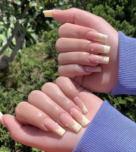 Summer Acrylic Nails Yellow, Pastel Yellow Nail Ideas, Pastel Yellow Nails, Classy Spring Nails, Spring Nails 2022, Austin Trip, Days Until Spring, Grad Nails, Bday Nails