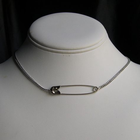 Choker 90s, 90s Choker, Safety Pin Jewelry, Hanging Necklaces, 90's Grunge, 90s Grunge, Pin Jewelry, Choker Necklaces, Hanging Pendants