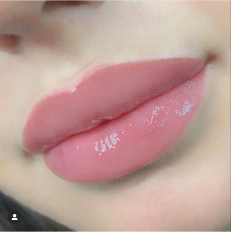 Plump Lips Aesthetic, Pump Lips, Cosmetic Lip Tattoo, Hydra Gloss Lips, Lip Color Tattoo, Lip Permanent Makeup, Gloss Lips, Pretty Teeth, Lips Inspiration