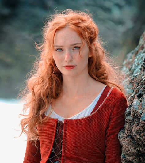 Eleanor Tomlinson as Demelza Poldark in “Poldark” (2015). Ginger Actress, Eleanor Tomlinson Poldark, Medieval Girl, Poldark 2015, Demelza Poldark, Anthony Bridgerton, Female Faceclaims, Portrait Reference, Eleanor Tomlinson