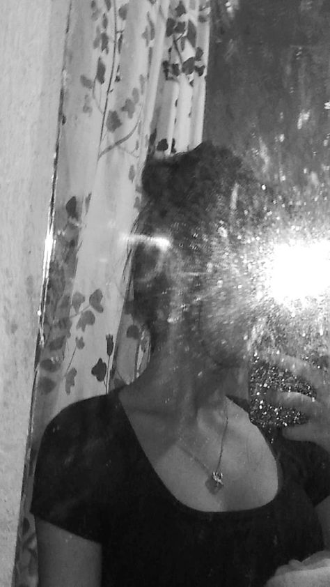 Iphone Image, Fake Photo Short Hair, Image Logo, Body Art Photography, Artsy Photos, Photographie Portrait Inspiration, Mirror Selfie Poses, Face Aesthetic, Face Pictures